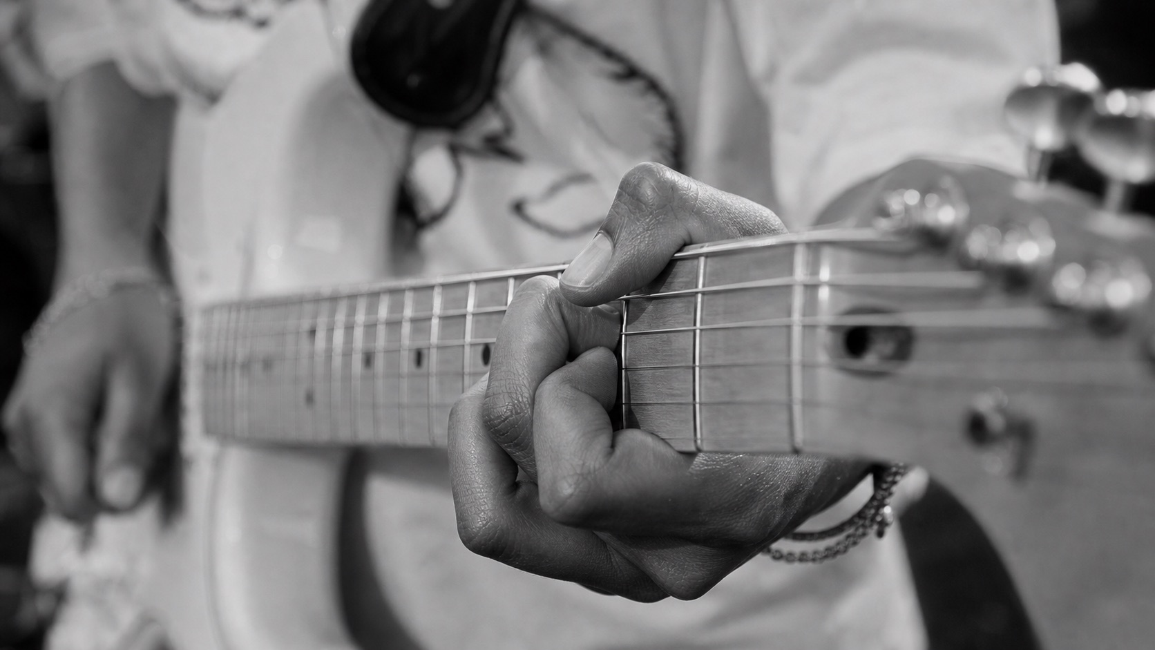 Close do braço claro da guitarra durante o show