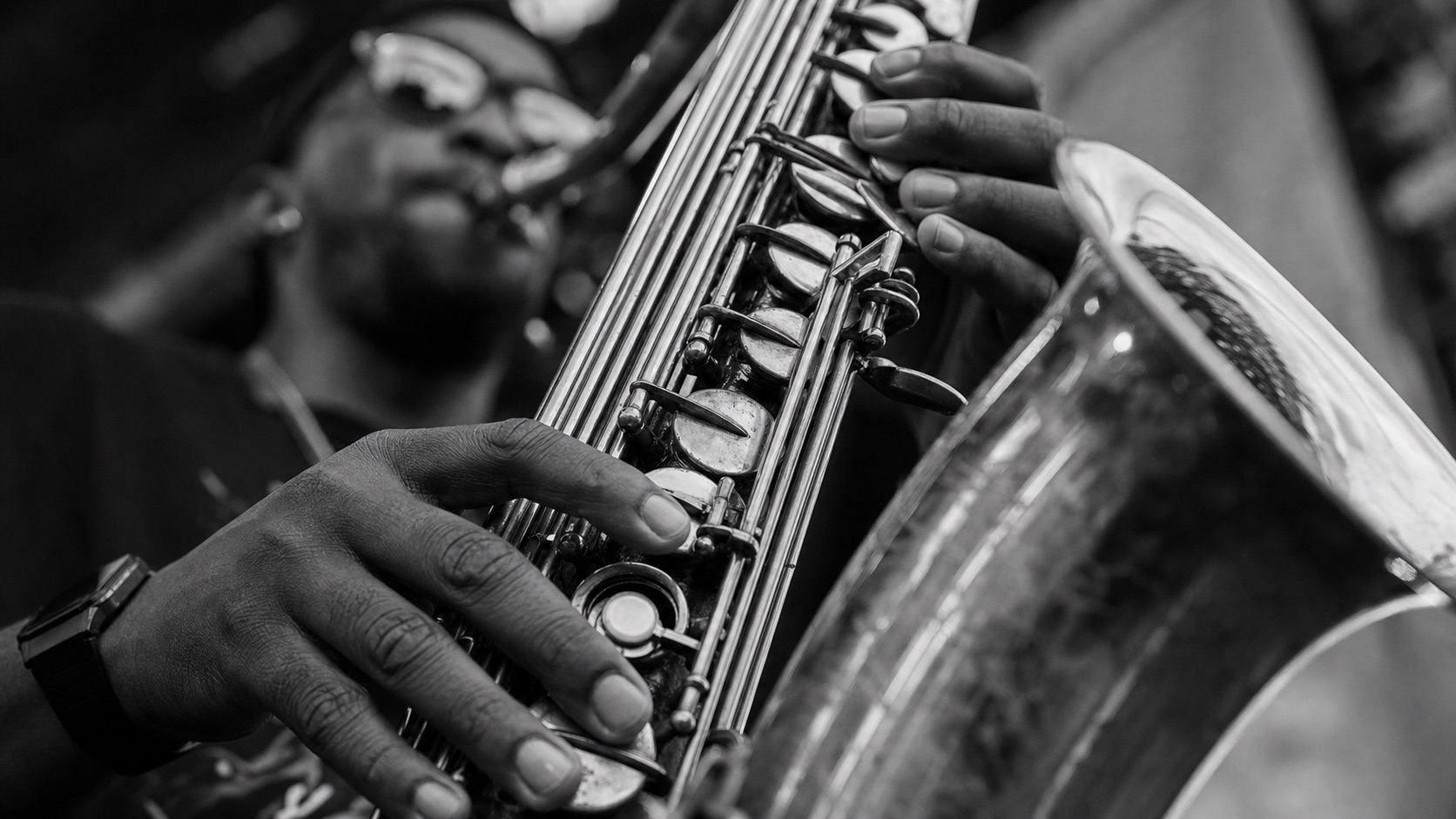 Detalhe do saxofone sob a luz do palco