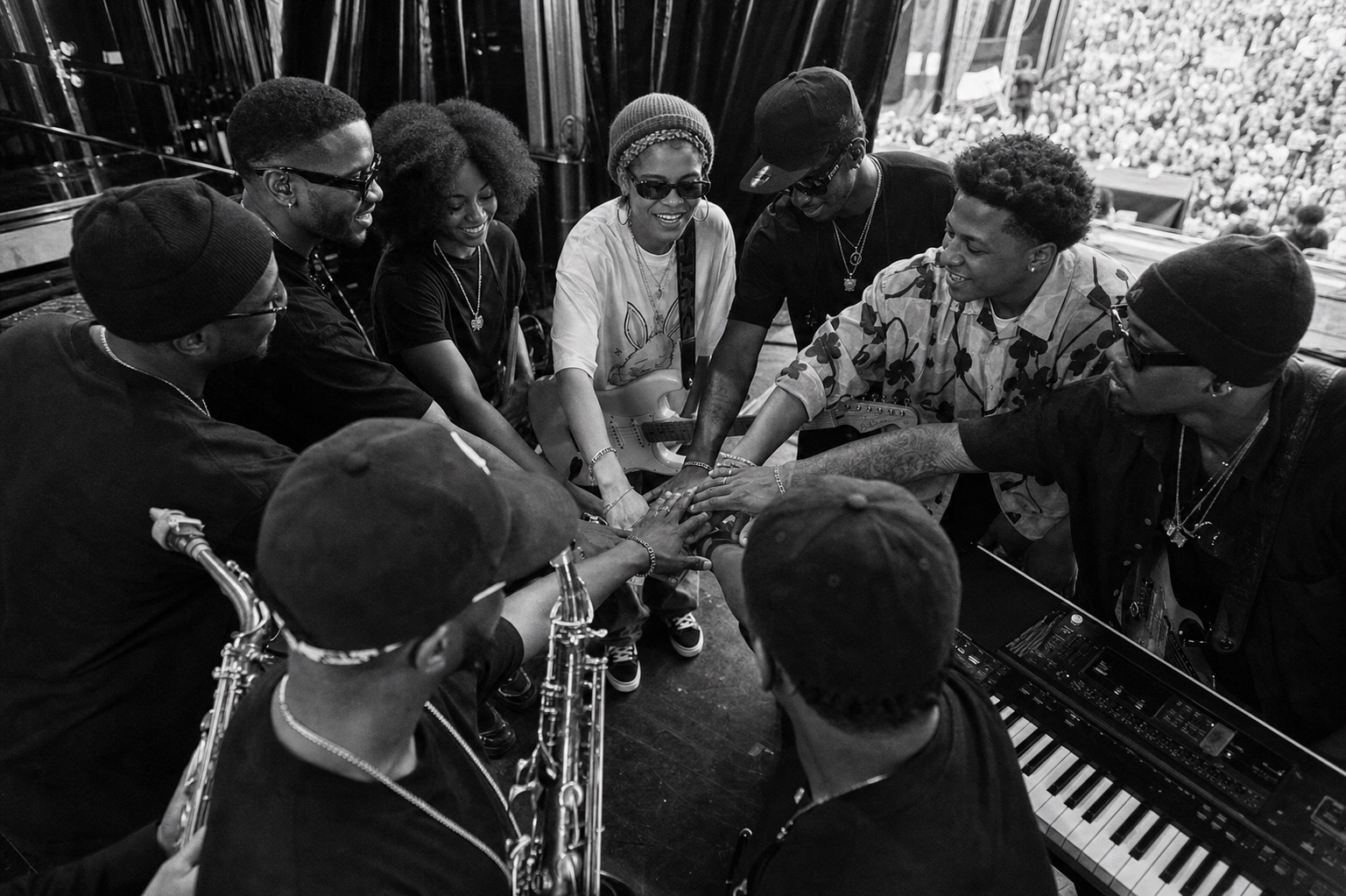 Banda reunida em círculo antes de subir ao palco